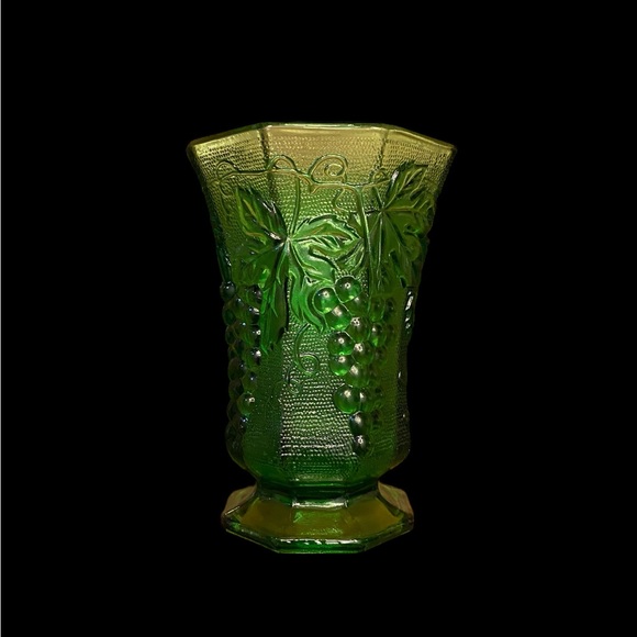 Vintage Anchor Hocking Vase Green w grapes, vines and leaves MINT 6.25” x 4.25” - Picture 3 of 6